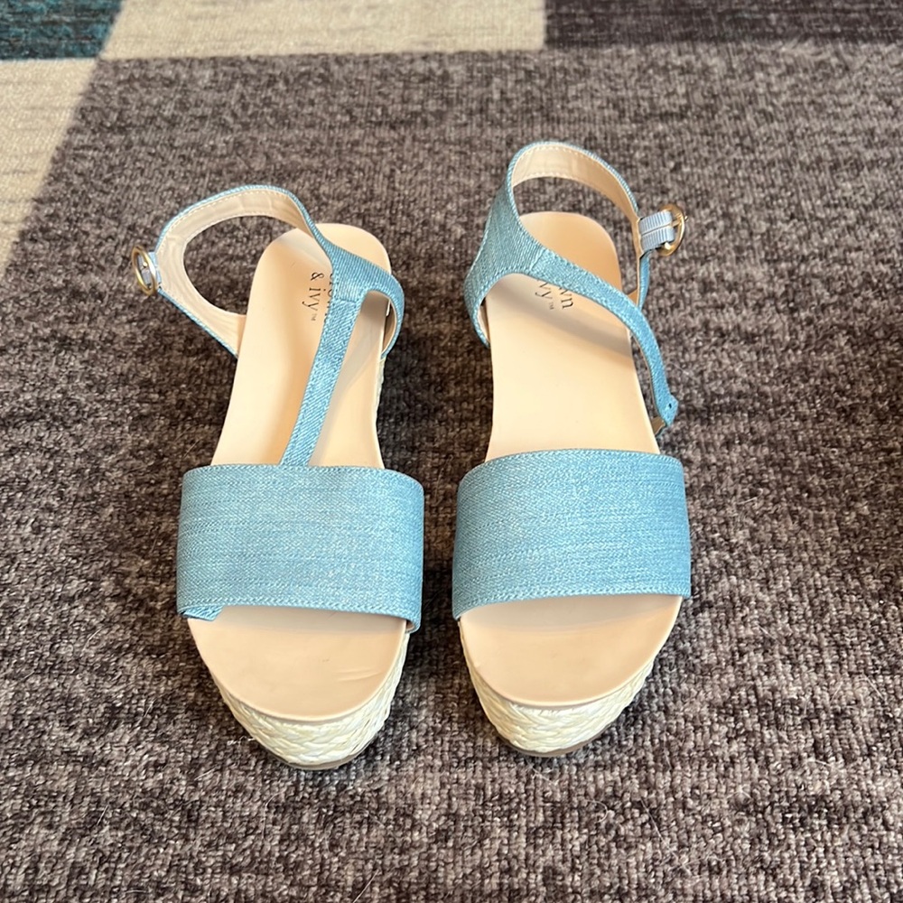 Crown & Ivy blue size 8 Laurey wedges